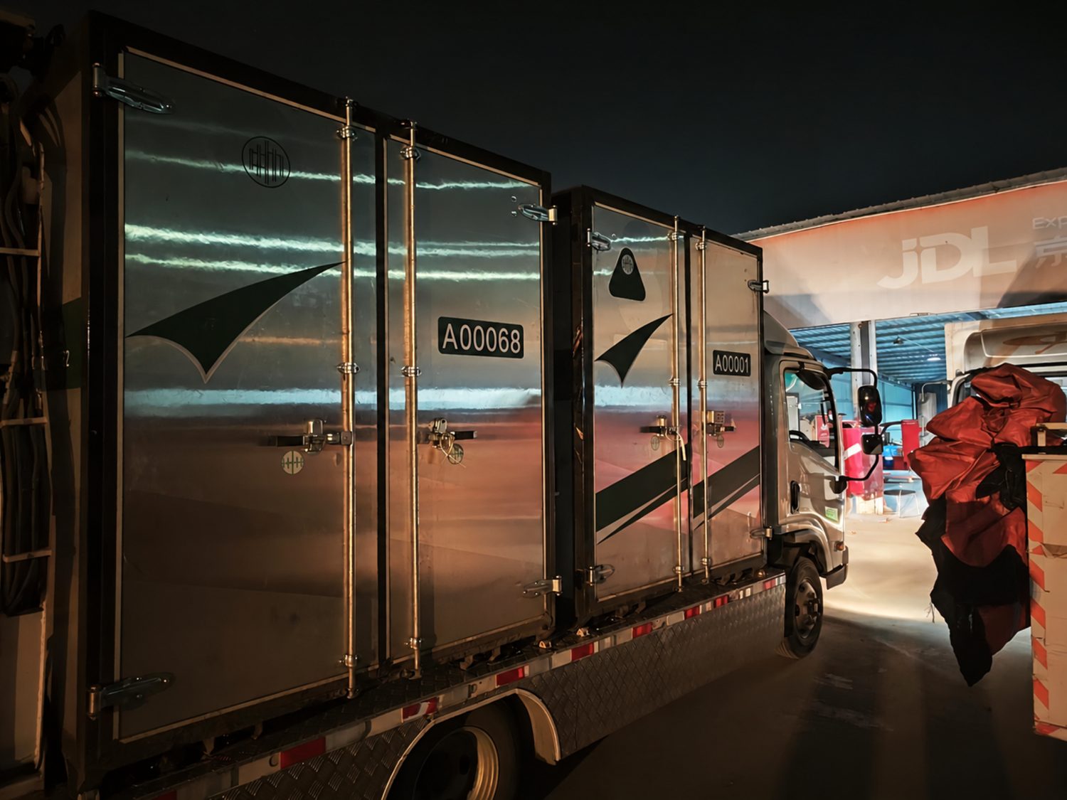 Aeroswap S2 with two modules loading at night outside a JD Logistics hub